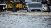Banjir setinggi 10 cm hingga 90 cm menggenangi sejumlah ruas jalan, permukiman penduduk dan fasilitas umum di Kota Singkawang.  