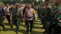 Panglima TNI, Jenderal Andika Perkasa didampingi Kapolri Jenderal Listyo Sigit Prabowo dalam Apel Puri Agung 2022, di Lapangan Renon, Senin (7/11/2022). (FOTO: Nuranda Indrajaya/DetikBali)