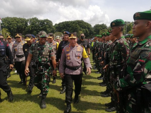Panglima TNI, Jenderal Andika Perkasa didampingi Kapolri Jenderal Listyo Sigit Prabowo dalam Apel Puri Agung 2022, di Lapangan Renon, Senin (7/11/2022). (FOTO: Nuranda Indrajaya/DetikBali)