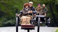 Peserta terlihat mengendarai 1902 De Dion Bouton selama London to Brighton Veteran Car Run di Staplefield, West Sussex, Inggris, Minggu (6/11/2022). (Max Mumby/Getty Images)  