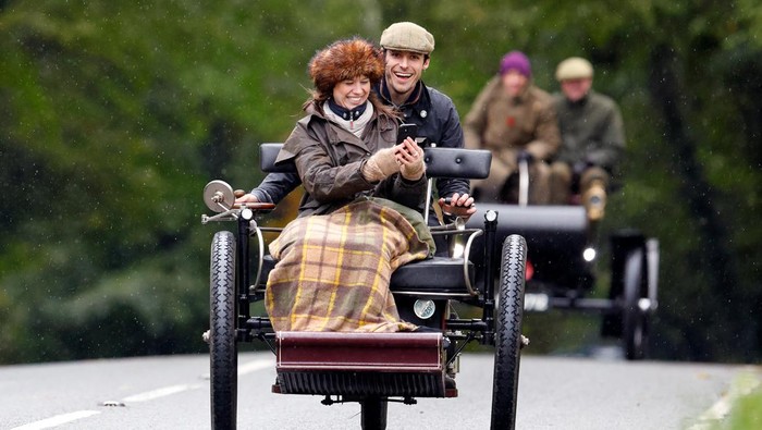 Para peserta riang gembira acara Brighton Veteran Car Run tahun ini akhirnya terselenggara usai meredanya pandemi Covid-19. REUTERS/Peter Nicholls STAPLEFIELD, UNITED KINGDOM - NOVEMBER 06: (EMBARGOED FOR PUBLICATION IN UK NEWSPAPERS UNTIL 24 HOURS AFTER CREATE DATE AND TIME) Participants seen driving a 1902 De Dion Bouton during the annual London to Brighton Veteran Car Run on November 6, 2022 in Staplefield, West Sussex, England. The event marks the anniversary of the Emancipation Run when, on 14 November 1896, a group of enthusiastic motorists set off from London to Brighton to celebrate the passing of the 'Locomotives on Highway Act' which increased the speed limit from 4mph to 14mph. (Photo by Max Mumby/Indigo/Getty Images)
