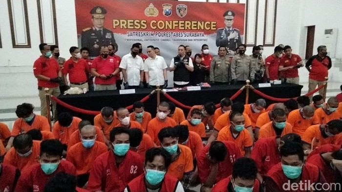 Para tersangka curanmor dihadirkan di Polrestabes Surabaya