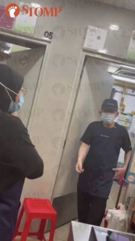 Parah! Pegawai Kantin Ini Ketahuan Kencing di Bak Cuci Piring