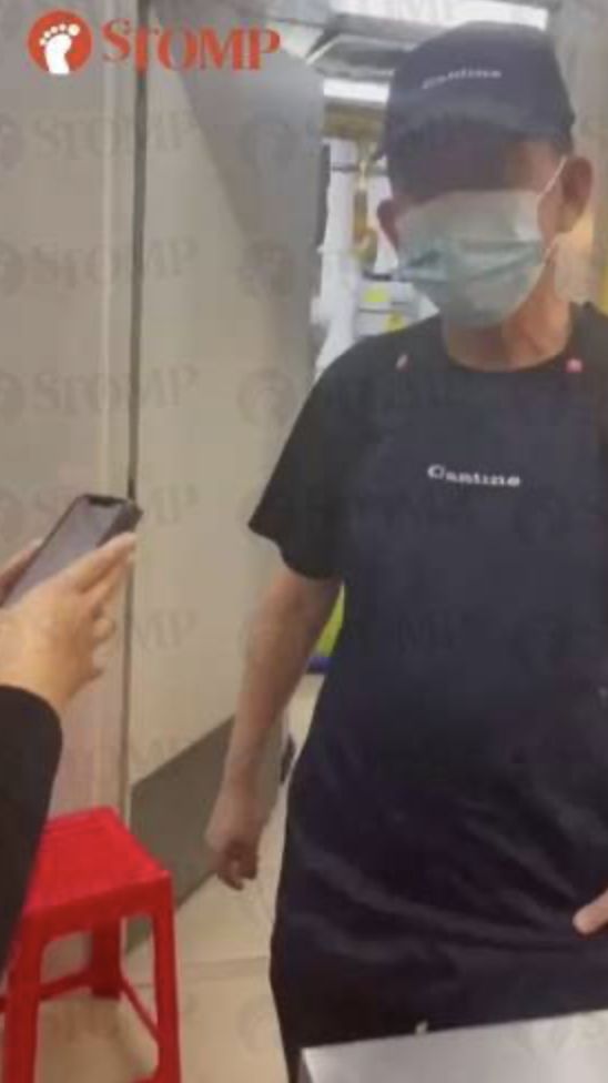 Parah! Pegawai Kantin Ini Ketahuan Kencing di Bak Cuci Piring