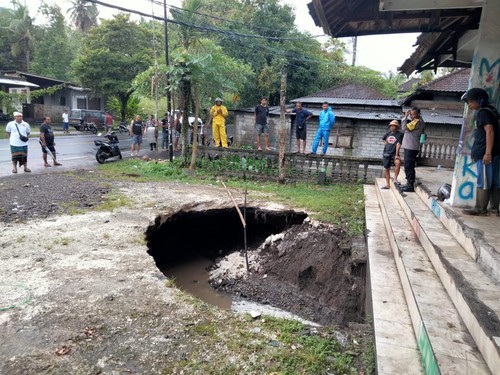 Parkiran depan toko sekaligus gudang besi di pinggir jalan Denpasar-Gilimanuk, Banjar Bonian, Desa Antap, Kecamatan Selemadeg, yang ambles dan mengakibatkan satu pemotor tewas, Senin (7/11/2022). (Istimewa)
