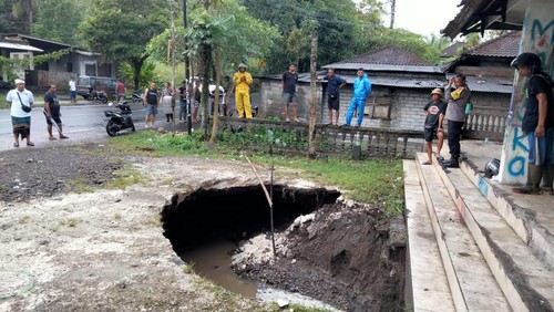 Parkiran depan toko sekaligus gudang besi di pinggir jalan Denpasar-Gilimanuk, Banjar Bonian, Desa Antap, Kecamatan Selemadeg, yang ambles dan mengakibatkan satu pemotor tewas, Senin (7/11/2022). (Istimewa)