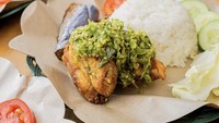 Di Pondok Ungu Permai, Bekasi ada Ayam Goreng Cabe Ijo Mas Hendy yang pedasnya bikin ketagihan! Gerai lainnya di depan kampus ISTN, Jagakarsa. Harga ayam penyet cabe ijo di sini sekitar Rp 25 ribu. Foto: Instagram ayamgorengcabeijo.mashendy