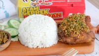Populer di Bandung, Ayam Geprek Pangeran juga tersebar di Jakarta. Menu paket nasi dengan ayam geprek di sini dapat rating bagus di aplikasi ojek online. Salah satu pilihan sambalnya adalah sambal ijo yang pedas segar. Foto: Instagram ayamgeprekpangeran