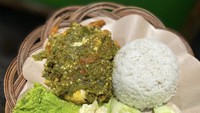 Tak kalah viral di media sosial, inilah Kemed Penyet di Kebon Nanas, Tangerang yang ramai peminat. Sambal ijo di sini diulek dadakan dengan jumlah melimpah. Harga nasi ayam cabe ijo Rp 17 ribu saja lho! Foto: Instagram kemedpenyet