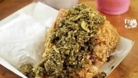 Sensasi makan fried chicken pakai lumuran sambal ijo ditawarkan Cheese Chicken yang gerainya tersebar di Jakarta. Bagian kulit yang garing dan daging ayamnya yang juicy berpadu enak dengan pedasnya sambal ijo. Foto: Instagram foodinrupiah