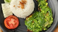 Ayam Penyet Sambel Ijo Ibu Lia di Menteng Dalam juga bisa jadi pilihan nih! Harganya sekitar Rp 25.000 sudah dapat nasi dengan lalapan. Banyak pelanggan suka rasa sambalnya yang segar. Foto: Ayam Penyet Sambel Ijo Ibu Lia via GrabFood