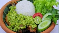 Ayam Geprek Teteh jadi favorit di Kelapa Gading. Lokasi tepatnya di Ruko Perkantoran Plaza Pasifik. Harga per paket dengan nasi sekitar Rp 19.500. Kamu juga bisa tambah topping telur dadar, sayur asem, hingga usus bumbu kuning. Foto: Ayam Geprek Teteh via GrabFood