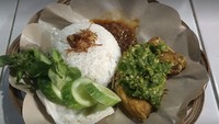 Ayam penyet sambel ijo juga bisa dicicipi di Cak Helmy yang ada di Jl. Rasamala IV No.62A, Jakarta Selatan. Harga per paket dengan nasi Rp 23.000. Tersedia juga pelengkap tahu tempe goreng. Foto: Ahmad Hilmy