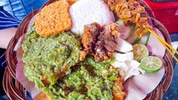 Di Mampang Prapatan ada Ayam Penyet Cabe Ijo Cak Ipung. Potongan ayam yang besar dengan limpahan sambal ijo membuat menu di sini jadi incaran. Harganya Rp 26 ribuan saja sudah dapat tahu, tempe, dan lalapan. Foto: Ilustrasi detikfood