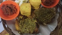 DFamily Ayam Penyet Cabe Ijo di Tambora, Jakarta Barat juga punya ayam cabe ijo enak yang sayang dilewatkan! Selain itu ada pilihan sambal merah yang juga nikmat lho! Foto: DFamily Ayam Penyet Cabe Ijo