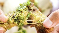 Ayam Penyet Cabe Ijo Mas Suryo viral di media sosial dengan menunya. Lokasinya ada di Yogyakarta, Bali, Jawa Tengah, dan Jawa Barat seperti Garut dan Cirebon. Seporsi ayam penyet di sini dilumuri dengan sambal ijo yang royal! Foto: Instagram ayampenyetcabeijomassuryo