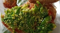 Dapat rating tinggi di aplikasi ojek online (ojol), inilah Ayam Penyet Cabe Ijo Podomoro yang ada di samping hotel Prasada Mansion, Setiabudi. Harganya Rp 24.000an sudah dapat kremesan gurih renyah. Foto:  Ayam Penyet Cabe Ijo Podomoro via GrabFood