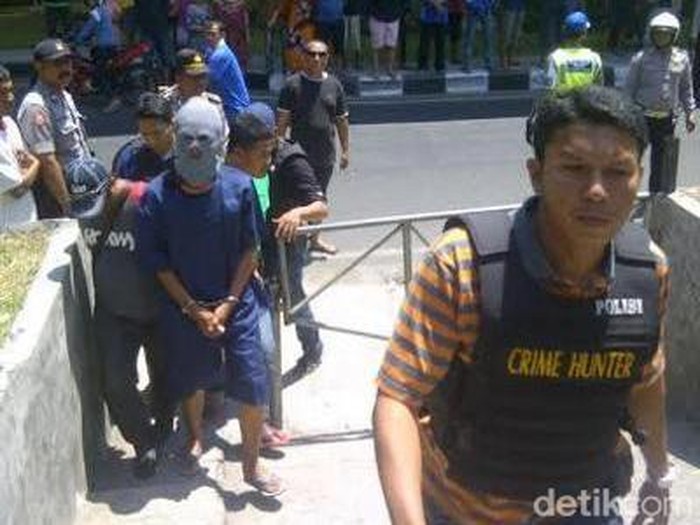 Pelaku saat menjalani rekonstruksi pembunuhan istrinya
