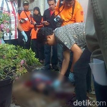 Pelaku saat menjalani rekonstruksi pembunuhan istrinya