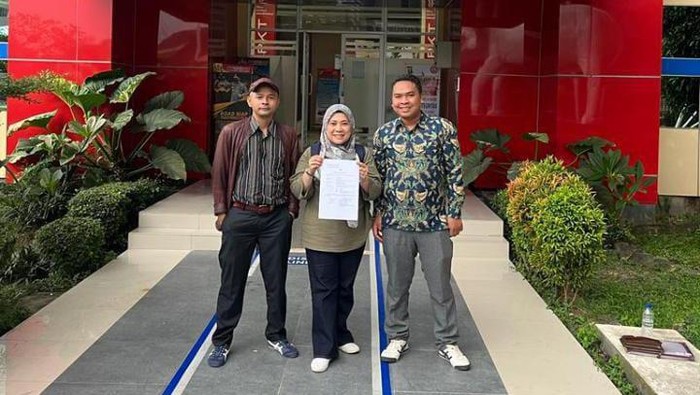 Pelapor Bupati Banyuasi Askolani usai membuat laporan di Polda Sumsel