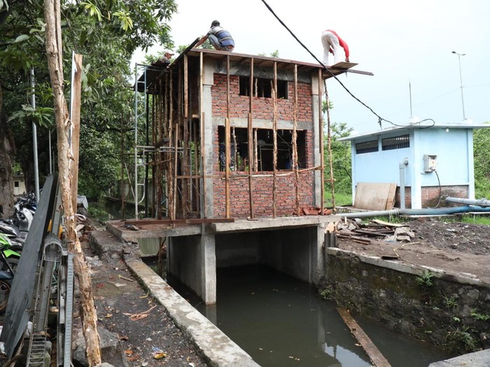 Pembangunan rumah pompa di Sidoarjo.