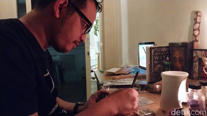 pembuat kartu tarot