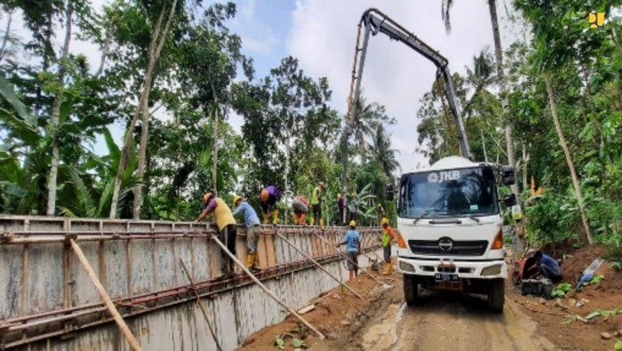Penampakan Penangkal Banjir Bandara Yogyakarta International Airport Kementerian Pekerjaan Umum dan Perumahan Rakyat (PUPR) terus mempercepat pembangunan infrastruktur pengendali banjir Bandara Yogyakarta Internasional Airport (YIA) di Kabupaten Kulon Progo. Pembangunan tersebut untuk mendukung kegiatan pariwisata pada Destinasi Pariwisata Super Prioritas (DPSP) Borobudur di Daerah Istimewa Yogyakarta (DIY).