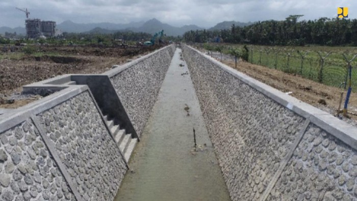 Penampakan Penangkal Banjir Bandara Yogyakarta International Airport Kementerian Pekerjaan Umum dan Perumahan Rakyat (PUPR) terus mempercepat pembangunan infrastruktur pengendali banjir Bandara Yogyakarta Internasional Airport (YIA) di Kabupaten Kulon Progo. Pembangunan tersebut untuk mendukung kegiatan pariwisata pada Destinasi Pariwisata Super Prioritas (DPSP) Borobudur di Daerah Istimewa Yogyakarta (DIY).