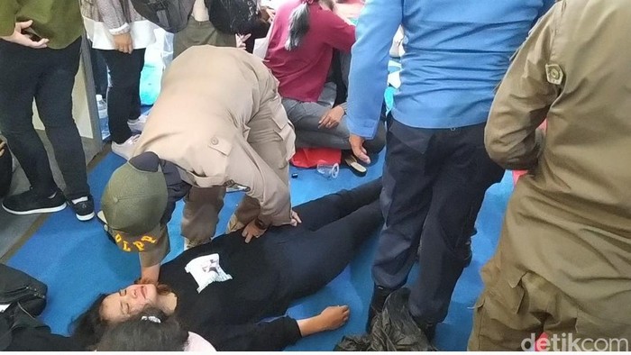 Pencari kerja pingsan saat berdesakan di job fair Batam.