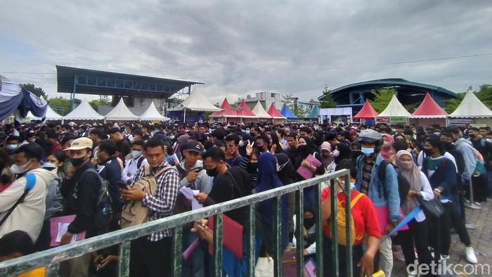 Pencari kerja pingsan saat berdesakan di job fair Batam.