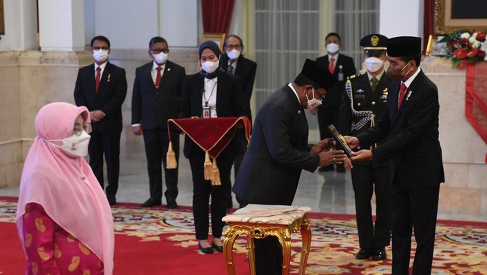 Gubernur Jawa Barat Ridwan Kamil (kedua kanan) bersama Gubernur Jawa Tengah Ganjar Pranowo (kanan) berbincang dengan keluarga almarhum K.H. Ahmad Sanusi saat acara penganugerahan gelar pahlawan nasional di Istana Negara, Jakarta, Senin (7/11/2022). Presiden Joko Widodo menganugerahkan gelar pahlawan nasional kepada almarhum Dr. dr. H.R. Soeharto asal Jawa Tengah, almarhum K.G.P.A.A. Paku Alam VIII asal DIY, almarhum dr. Raden Rubini Natawisastra dari Kalimantan Barat, almarhum H. Salahuddin bin Talibuddin dari Maluku Utara serta almarhum K.H. Ahmad Sanusi dari Jawa Barat. ANTARA FOTO/Akbar Nugroho Gumay/wsj.