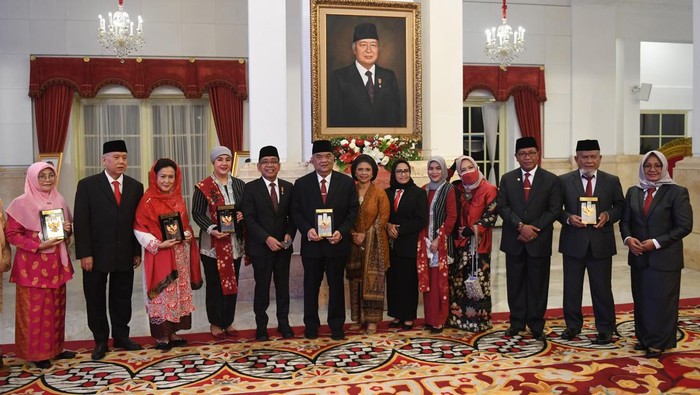 Gubernur Jawa Barat Ridwan Kamil (kedua kanan) bersama Gubernur Jawa Tengah Ganjar Pranowo (kanan) berbincang dengan keluarga almarhum K.H. Ahmad Sanusi saat acara penganugerahan gelar pahlawan nasional di Istana Negara, Jakarta, Senin (7/11/2022). Presiden Joko Widodo menganugerahkan gelar pahlawan nasional kepada almarhum Dr. dr. H.R. Soeharto asal Jawa Tengah, almarhum K.G.P.A.A. Paku Alam VIII asal DIY, almarhum dr. Raden Rubini Natawisastra dari Kalimantan Barat, almarhum H. Salahuddin bin Talibuddin dari Maluku Utara serta almarhum K.H. Ahmad Sanusi dari Jawa Barat. ANTARA FOTO/Akbar Nugroho Gumay/wsj.