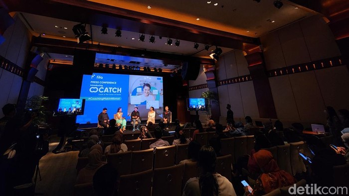 Para pembicara memaparkan pandangannya dalam Introducing CATCH: Coach at The Center of Health di Plaza Senayan, Jakarta, Senin (7/11/2022). CATCH merupakan integrated platform yang dapat digunakan oleh Professional Coaches untuk membantu pengguna dalam mencapai tujuan kesehatannya. Terlihat dalam acara tersebut Chief Product Officer Fita, Ronald Veryu (kiri) Chief Executive Officer Fita Reynazran Royono (tengah), Sport & Healthy Life Enthusiast, Fanny Ghassani (kedua kanan) dan Fita Coach, Rian Ardiansyah.