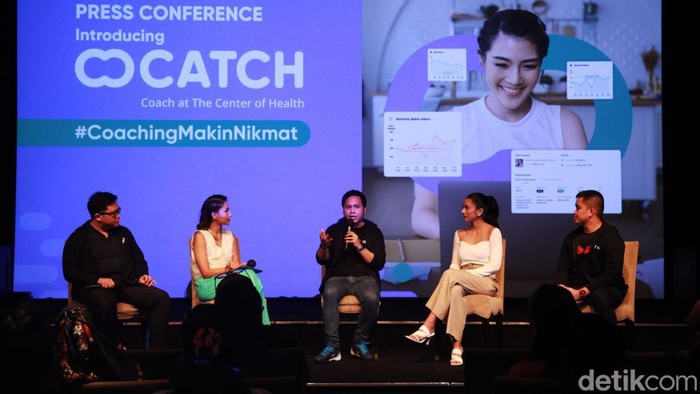 Pengenalan Platform Digital untuk Coach Profesional Para pembicara memaparkan pandangannya dalam Introducing CATCH: Coach at The Center of Health di Plaza Senayan, Jakarta, Senin (7/11/2022). CATCH merupakan integrated platform yang dapat digunakan oleh Professional Coaches untuk membantu pengguna dalam mencapai tujuan kesehatannya. Terlihat dalam acara tersebut Chief Product Officer Fita, Ronald Veryu (kiri) Chief Executive Officer Fita Reynazran Royono (tengah), Sport & Healthy Life Enthusiast, Fanny Ghassani (kedua kanan) dan Fita Coach, Rian Ardiansyah.