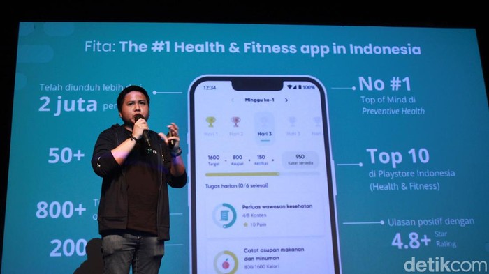 Para pembicara memaparkan pandangannya dalam Introducing CATCH: Coach at The Center of Health di Plaza Senayan, Jakarta, Senin (7/11/2022). CATCH merupakan integrated platform yang dapat digunakan oleh Professional Coaches untuk membantu pengguna dalam mencapai tujuan kesehatannya. Terlihat dalam acara tersebut Chief Product Officer Fita, Ronald Veryu (kiri) Chief Executive Officer Fita Reynazran Royono (tengah), Sport & Healthy Life Enthusiast, Fanny Ghassani (kedua kanan) dan Fita Coach, Rian Ardiansyah.