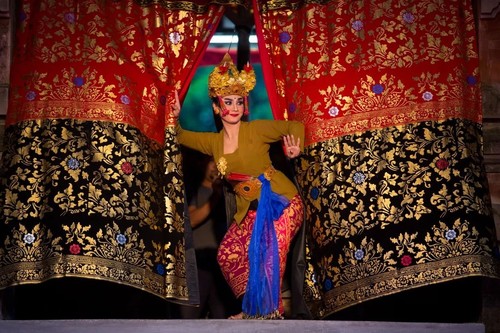 Perempuan berkebaya Bali.