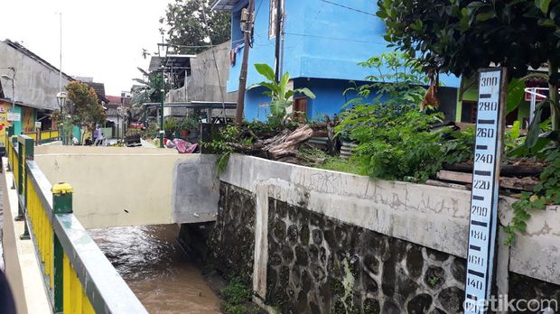 Permukinan di sekitar Kali Belik, Gondokusuman, Jogja, yang sempat kebanjiran pada Minggu (6/11). Foto diambil Senin (7/11/2022).