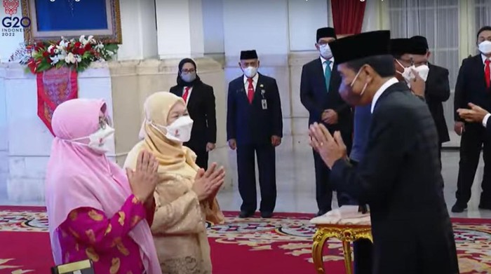 Perwakilan keluarga KH Ahmad Sanusi saat bertemu Presiden Jokowi di sela memberikan gelar pahlawan nasional kepada KH Ahmad Sanusi.