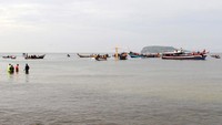 Tim SAR dan nelayan berusaha mengevakuai penumpang dan kru pesawat.