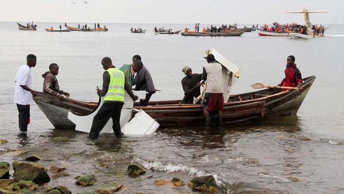 Pesawat Jatuh ke Danau di Tanzania Sebuah pesawat komersil telah jatuh ke Danau Victoria, Tanzania, saat berusaha mendarat di kota tepi danau Bukoba. Insiden tersebut menewaskan sedikitnya 19 orang.