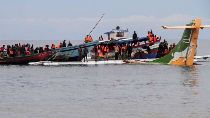 Pesawat Jatuh ke Danau di Tanzania Sebuah pesawat komersil telah jatuh ke Danau Victoria, Tanzania, saat berusaha mendarat di kota tepi danau Bukoba. Insiden tersebut menewaskan sedikitnya 19 orang.