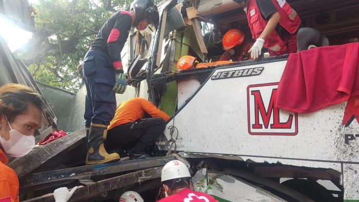 Petugas gabungan saat mengevakuasi kendaraan bus yang menabrak truk di Ringroad Selatan, Sewon, Bantul, Senin (7/11/2022).
