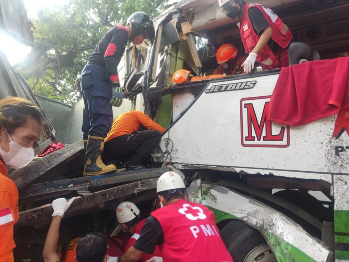 Petugas gabungan saat mengevakuasi kendaraan bus yang menabrak truk di Ringroad Selatan, Sewon, Bantul, Senin (7/11/2022).