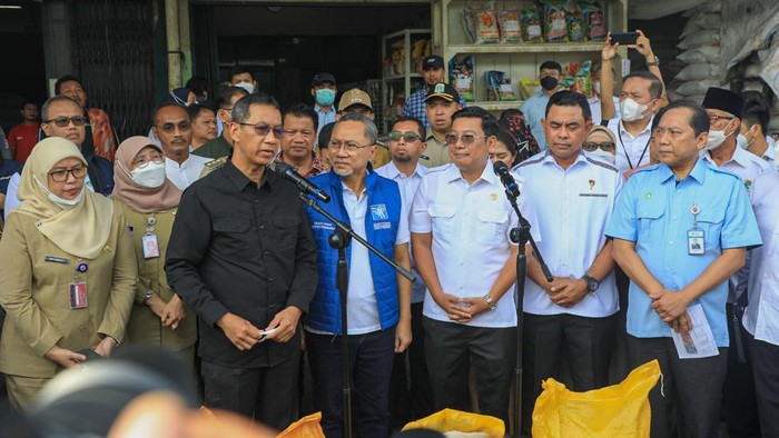 Pj Gubernur DKI Heru Budi dan Mendag Zulhas tinjau Pasar Induk Cipinang.