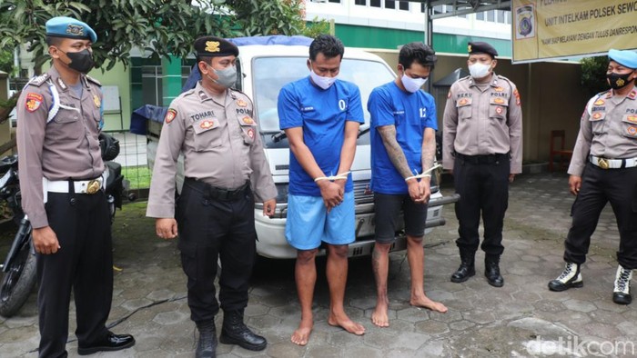 Polisi saat menunjukkan dua dari tiga pelaku pencurian mobil pikap di Bantul, Senin (7/11/2022).