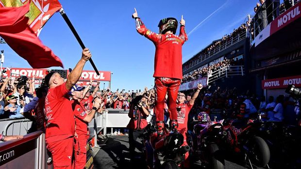 Ducati Italian rider Francesco Bagnaia celebrates as he won the World Championship's title after the Valencia MotoGP Grand Prix race at the Ricardo Tormo racetrack in Cheste, near Valencia, on November 6, 2022. (Photo by JAVIER SORIANO / AFP) (Photo by JAVIER SORIANO/AFP via Getty Images)