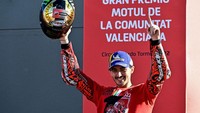 Lebih hebatnya lagi, Bagnaia menjadi juara dengan motor keluaran tanah kelahirannya sendiri, Italia. FB63 mengikuti jejak Giacomo Agostini sebagai Italiano yang juara dunia dengan motor pabrikan Italia. Agostini saat itu menjadi juara bersama MV Agusta pada 1972. Prestasi emas bagi Italia itu baru bisa dipecahkan Bagnaia dan Ducati 50 tahun kemudian. Javier Soriano/AFP/Getty Images