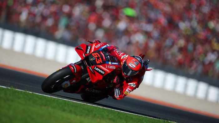 VALENCIA, SPAIN - NOVEMBER 06: Francesco Bagnaia of Italy and Ducati Lenovo Team, during the race of the Gran Premio Motul de la Comunitat Valenciana at Ricardo Tormo Circuit on November 06, 2022 in Valencia, Spain. (Photo by Eric Alonso/Getty Images)