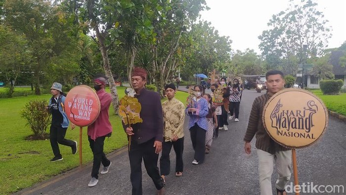 Potret Semar hingga Gatotkaca diarak berkeliling Candi Borobudur Magelang Potret Semar hingga Gatotkaca diarak berkeliling Candi Borobudur Magelang, Senin (7/11/2022). Momen ini memperingati Hari Wayang Nasional 7 November.
