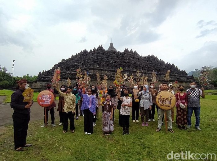 Potret Semar hingga Gatotkaca diarak berkeliling Candi Borobudur Magelang, Senin (7/11/2022). Momen ini memperingati Hari Wayang Nasional 7 November.